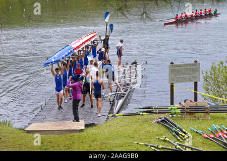 Neue Preston, CT USA. Mai 2016. Besatzungsmitglieder docking Aktion für das nächste Schiff das Wasser zu schlagen. Stockfoto