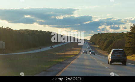 Long Island, NY-weiten Blick auf Autos entlang der südlichen State Parkway Reisen im späten Herbst Stockfoto