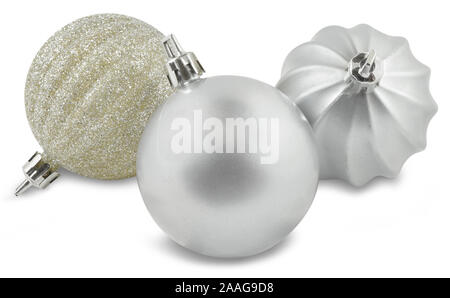 Festliche silber und gold Weihnachtsornamente isoliert auf weißem Hintergrund. Verfügt über einen Beschneidungspfad für Benutzerfreundlichkeit. Stockfoto