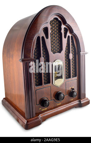 Alte Vintage Radio auf weißem Hintergrund mit Freistellungspfad isoliert. Stockfoto