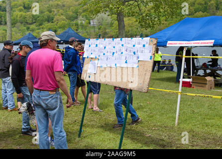 Neue Preston, CT USA. Mai 2016. Ältere Mann an der informierte Kerbe blatt Crew regatta suchen. Stockfoto