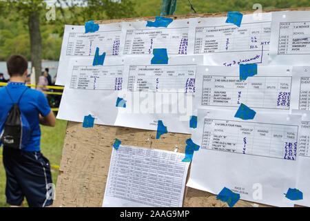 Neue Preston, CT USA. Mai 2016. Posted Crew regatta Score Cards auf Bulletin Board. Stockfoto