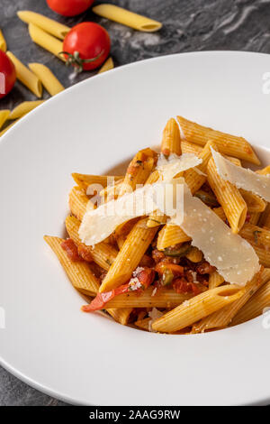 Penne Pasta mit würziger Sauce, Chili, Pfeffer und geriebenem Parmesan Stockfoto