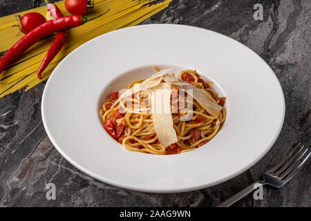 Spaghetti mit einer würzigen Sauce, Chili, Pfeffer und geriebenem Parmesan Stockfoto