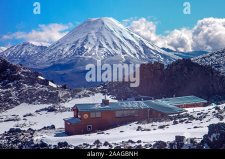 Blick auf einer Skihütte auf dem Mt Ruapehu zu Mt Ngauruhoe Stockfoto