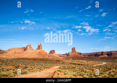 Red Rock Towers über kurvenreiche Piste in der südlichen Wüste von Utah in der Nähe von Cedar Mesa, Kanab, und Page, Arizona. Stockfoto