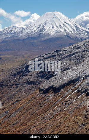 Mt Ngauruhoe, gesehen von den Pisten des Mt Ruapehu Stockfoto