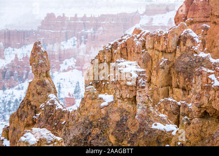 Winter beginnt mit einem frischen Schnee auf Red Rock im südlichen Utah. Stockfoto