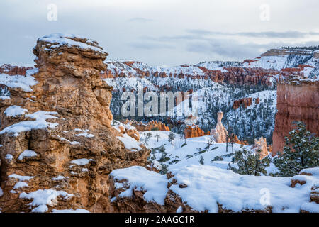 Sandstein Turm im schönen Abendlicht spähen durch Winter Storm clouds nach frischem Schnee fiel nur Minuten vor. Stockfoto