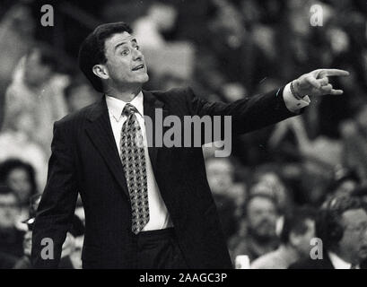 Boston keltische Trainer Rick Petino Gesten an seinem Team beim Spiel gegen die Orlando Magic im Fleet Center in Boston, Ma USA 1997 Foto von Bill belknap Stockfoto