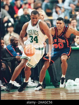 Boston Celtics #34 Paul Pierce im Basketball Spiel gegen die New York Knicks #20 Alan Houston im Fleet Center in Boston, Ma USA Feb 26,1999 Foto von Bill belknap Stockfoto