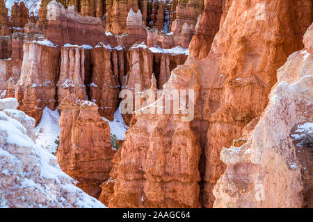 Frischer Schnee auf roten Felstürme und Klippen des Bryce Canyon, Cedar Breaks, Southern Utah im Winter. Stockfoto