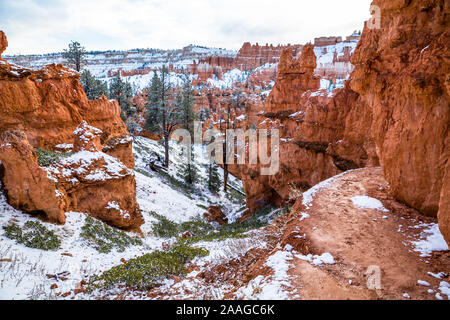 Wanderweg schlammigen nach Neuschnee im Bryce Canyon National Park. Wanderung unter Red Rock hoodoo Türme und Sandsteinfelsen. Stockfoto