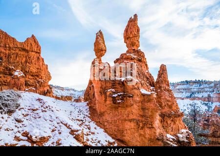 Die roten Felsen und Türme aus Sandstein in der südlichen Wüste von Utah. Bryce Canyon, Cedar Breaks, Zion, slickrock mit weißem Schnee. Stockfoto