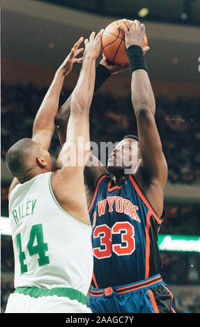 New York Knicks #33 Patrick Ewing schießt auf Boston Celtics #44 Eric Riley während Basketball spiel action im Fleet Center in Boston, Ma USA Feb 26,1999 Foto von Bill belknap Stockfoto
