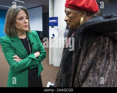 Des Moines, Iowa, USA. Nov, 2019 21. MARIANNE Williamson spricht mit eine Frau nach einer Kampagne Aussehen am Central Public Library in Des Moines. Williamson, ein Autor, ein Aktivist und geistiger Führer, läuft der demokratische Kandidat für die US-Präsidentschaft bei den Wahlen von 2020 zu werden. Iowa ist Gastgeber der ersten Präsidentschaftswahlen Auswahl bei der Wahl 2020. Die Iowa Caucuses sind am 3. Februar 2020. Credit: Jack Kurtz/ZUMA Draht/Alamy leben Nachrichten Stockfoto