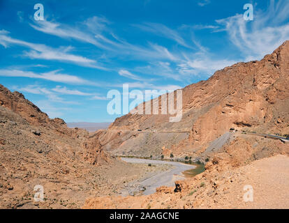 Straße in Marokko zwischen Rocky Mountains Stockfoto