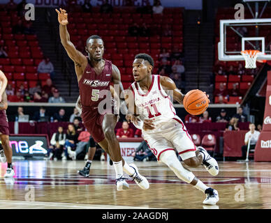 Norman, Oklahoma, USA. Nov, 2019 21. Oklahoma Sooners guard De' Vion Harmon (11) treibt die Basketball nach dem Gericht als Maryland - östliches Ufer Falken guard Da'S hawn Phillip (5) Läuft mit ihm am Donnerstag, 21. November 2019 an der Lloyd Noble Center in Norman, Oklahoma. Credit: Nicholas Rutledge/ZUMA Draht/Alamy leben Nachrichten Stockfoto