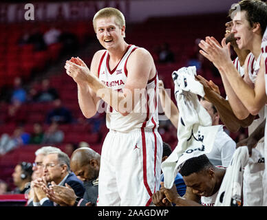 Norman, Oklahoma, USA. Nov, 2019 21. Oklahoma Sooners vorwärts Brady Manek (35) feiert mit ihm Mannschaftskameraden auf dem Prüfstand wie die Sooners noch einem Korb während des Spiels am Donnerstag, 21. November 2019 an der Lloyd Noble Center in Norman, Oklahoma verdienen. Credit: Nicholas Rutledge/ZUMA Draht/Alamy leben Nachrichten Stockfoto