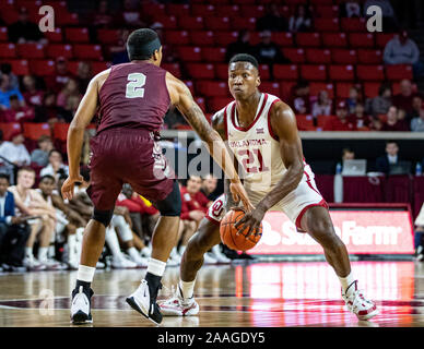 Norman, Oklahoma, USA. Nov, 2019 21. Oklahoma Sooners vorwärts Kristian Doolittle (21), den Basketball zu fahren übergeben Maryland - östliches Ufer Falken guard Ty Gibson (2) während des Spiels am Donnerstag, 21. November 2019 an der Lloyd Noble Center in Norman, Oklahoma. Credit: Nicholas Rutledge/ZUMA Draht/Alamy leben Nachrichten Stockfoto