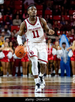 Norman, Oklahoma, USA. Nov, 2019 21. Oklahoma Sooners guard De' Vion Harmon (11) wartet auf seine Mannschaftskameraden für das nächste Spiel gegen die Maryland - östliches Ufer Falken am Donnerstag, 21. November 2019 an der Lloyd Noble Center in Norman, Oklahoma. Credit: Nicholas Rutledge/ZUMA Draht/Alamy leben Nachrichten Stockfoto