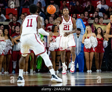 Norman, Oklahoma, USA. Nov, 2019 21. Oklahoma Sooners vorwärts Kristian Doolittle (21) übergibt die Basketball auf dem Hof zu Mannschaftskamerad guard De' Vion Harmon (11) während des Spiels am Donnerstag, 21. November 2019 an der Lloyd Noble Center in Norman, Oklahoma. Credit: Nicholas Rutledge/ZUMA Draht/Alamy leben Nachrichten Stockfoto