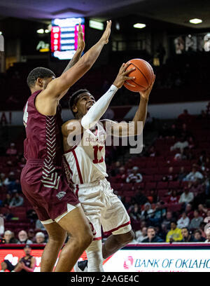 Norman, Oklahoma, USA. Nov, 2019 21. Oklahoma Sooners guard De' Vion Harmon (11) Suchen Sie nach einem Slam Dunk gegen die Maryland - östliches Ufer Falken am Donnerstag, 21. November 2019 an der Lloyd Noble Center in Norman, Oklahoma. Credit: Nicholas Rutledge/ZUMA Draht/Alamy leben Nachrichten Stockfoto