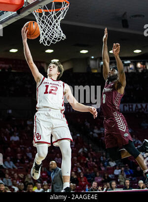 Norman, Oklahoma, USA. Nov, 2019 21. Oklahoma Sooners guard Austin Reaves (12) nimmt den Basketball Hoop für ein layup gegen Maryland - östliches Ufer Falken guard Kanaan Bartley (3) während des Spiels am Donnerstag, 21. November 2019 an der Lloyd Noble Center in Norman, Oklahoma. Credit: Nicholas Rutledge/ZUMA Draht/Alamy leben Nachrichten Stockfoto