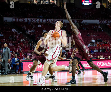 Norman, Oklahoma, USA. Nov, 2019 21. Oklahoma Sooners vorwärts Brady Manek (35), gilt für die Slam Dunk gegen die Maryland - östliches Ufer Falken am Donnerstag, 21. November 2019 an der Lloyd Noble Center in Norman, Oklahoma. Credit: Nicholas Rutledge/ZUMA Draht/Alamy leben Nachrichten Stockfoto