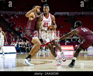 Norman, Oklahoma, USA. Nov, 2019 21. Oklahoma Sooners vorwärts Kristian Doolittle (21), den Basketball Laufwerke auf der Haube während des Spiels gegen die Maryland - östliches Ufer Falken am Donnerstag, 21. November 2019 an der Lloyd Noble Center in Norman, Oklahoma. Credit: Nicholas Rutledge/ZUMA Draht/Alamy leben Nachrichten Stockfoto