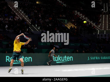 John millman von Australien spielt eine Vorhand gegen Vasek Pospisil von Kanada bei Tag 4 der 2019 Davis Cup im La Caja Magica in Madrid. Pospisil gewinnt 7-6 6-4 Stockfoto