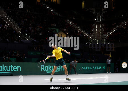 John millman von Australien spielt eine Vorhand gegen Vasek Pospisil von Kanada bei Tag 4 der 2019 Davis Cup im La Caja Magica in Madrid. Pospisil gewinnt 7-6 6-4 Stockfoto