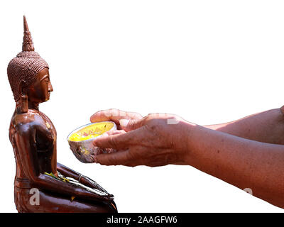 Während der Songkran Festival. Die pigure auf dem weißen Hintergrund. Menschen tauchen die Buddha Statuen mit einer kleinen Schüssel Wasser zu Schaufeln mit sprengte Stockfoto