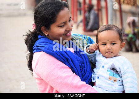 Cute Baby Boy mit Mutter, Assam, Indien Stockfoto