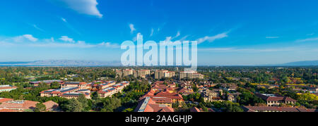 Aerial Vogelperspektive Blick auf malerische Silicon Valley Skyline im Herbst Jahreszeit unter blauem Himmel und leichtem Wolken Stockfoto