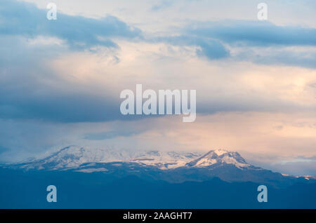 Nevado del Ruiz, einem kolumbianischen schneebedeckten Vulkan, ist Teil von Los Nevados National Natural Park Stockfoto