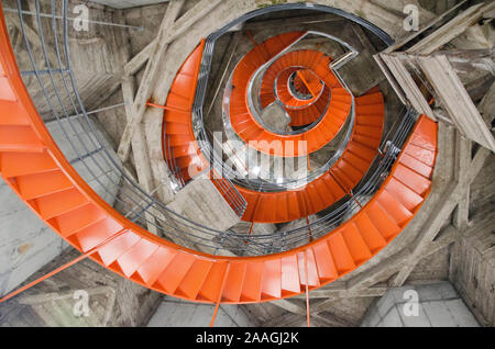 Markante Spirale orange Treppe von unten gesehen, in der Kathedrale Basilika Unserer Lieben Frau vom Rosenkranz, Manizales Stockfoto
