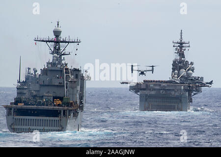 191119-N-NB 544-1170 PAZIFISCHEN OZEAN (Nov. 19, 2019) Eine MV-22 Osprey, zugeordnet zu den Marine Medium Tiltrotor Squadron (VMM) 163 (verstärkt), landet während die amphibische Landung dock Schiff USS Harpers Ferry (LSD 49) folgt auf der Amphibisches Schiff USS Boxer (LHD4). Matrosen und Marines der Boxer Amphibious Ready Group (ARG) und 11 Marine Expeditionary Unit (MEU) sind auf USS Boxer auf einer regelmäßig geplanten Einsatz begonnen. (U.S. Marine Foto von Mass Communication Specialist 2. Klasse Kyle Carlstrom) Stockfoto