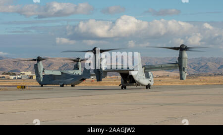 Marines von Marine Medium Tiltrotor Squadron 362 (VMM-362), außerhalb des Marine Corps Air Station Miramar, Kalifornien, Taxi MV-22 Fischadler, Gowen Field, Boise, Idaho, 19.11.2019. Der VMM-362 sind Ausbildung in Suche und Rettung mit den 190 Fighter Squadron bei Saylor Creek, Idaho. (U.S. Air National Guard Foto von Ryan Weiß) Stockfoto