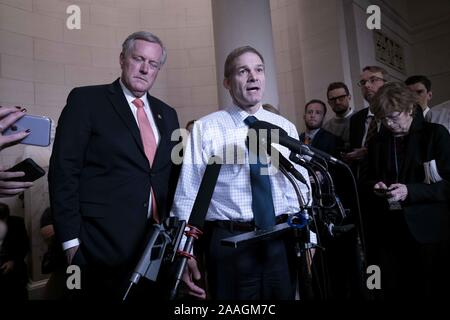 Washington, District of Columbia, USA. Nov, 2019 21. Republikanische Vertreter MARK WIESEN (R-NC) und Jim JORDON (R-OH) halten eine Pressekonferenz in der Lobby des Longworth Bürogebäude nach dem Haus Intelligenz Impeachment Hearing mit dem Zeugnis der ehemaligen nationalen - amtliche Sicherheit Dr. Fiona Hill und US-Botschafter David Holmes. November 21, 2019 Kreditkarten: Douglas Christian/ZUMA Draht/Alamy leben Nachrichten Stockfoto