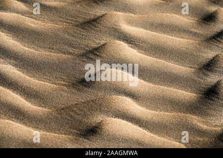 Sand Muster in den Dünen an der Lagune von Khenifiss (Lac Naila), Atlantikküste, Marokko. Stockfoto