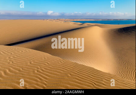Sanddünen in der Lagune von Khenifiss (Lac Naila), Atlantikküste, Marokko. Stockfoto