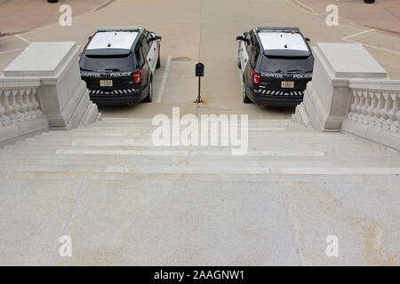 State Capitol Polizei Fahrzeuge ourside die Wisconsin State Capitol Building, Madison, Wisconsin, USA Stockfoto