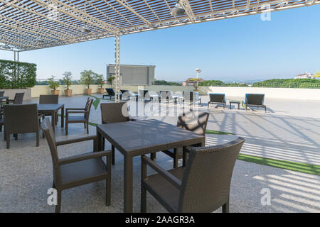 Moderne Terrasse mit Stühlen und Tischen an einem sonnigen Tag Stockfoto