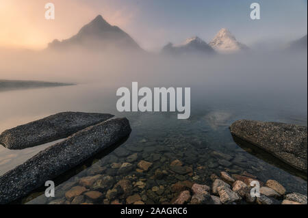 Landschaft des Assiniboine in Nebel auf Magog see berg am Morgen. Alberta, Kanada Stockfoto