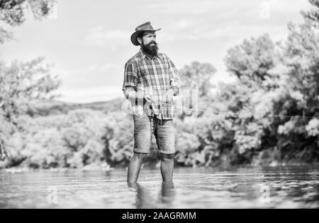 Fischer Angelausrüstung. Hobby Sport. Ruhige und friedliche Stimmung. Fischer allein im Wasser des Flusses. Eine Art der Meditation. Fische in der Regel in freier Wildbahn gefangen. Trout Farm. Mann bärtigen Fischer. Stockfoto