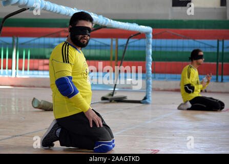 In Gaza. Nov, 2019 21. Sehbehinderte Spieler konkurrieren während einer goalball Spiel in Palästina Stadium, in Gaza City, Nov. 21, 2019. Um mit GO: "Goalball versucht, seinen Weg in den Gazastreifen" Credit: Abdeljawad Rizek/Xinhua/Alamy Leben Nachrichten machen Stockfoto