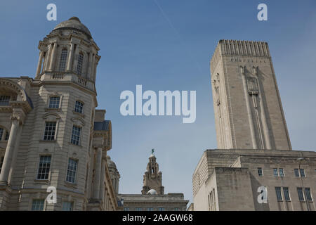 Hafen von Liverpool Gebäude (oder Dock Büro) in Pier Head, entlang der Strandpromenade von Liverpool, England, Vereinigtes Königreich. Stockfoto