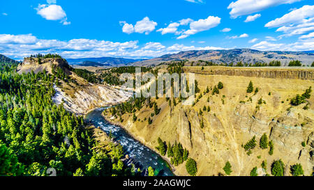 Blick von Calcit Federn Übersehen des Yellowstone River. Am hinteren Ende des Grand Canyon im Yellowstone im Yellowstone Wyoming USA Stockfoto