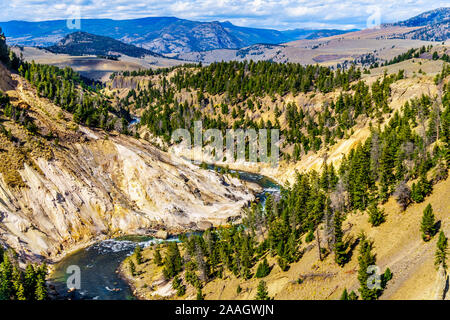 Blick von Calcit Federn Übersehen des Yellowstone River. Am hinteren Ende des Grand Canyon im Yellowstone im Yellowstone Wyoming USA Stockfoto